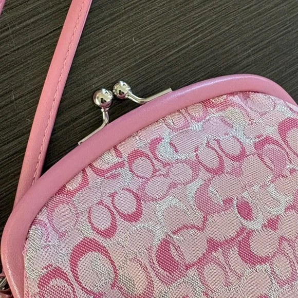 Coach Kisslock Wristlet Pink Lurex Signature C - Picture 7 of 12
